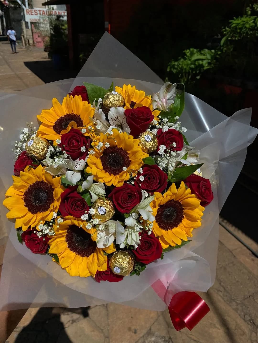 Buquê de Rosas Vermelhas com Ferreiro Rocher 12 Rosas 12 Ferreiros